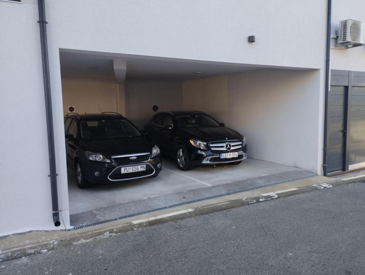 Enjoy Pula - New Apt With Terrace And Free Parking Garage Eksteriør bilde