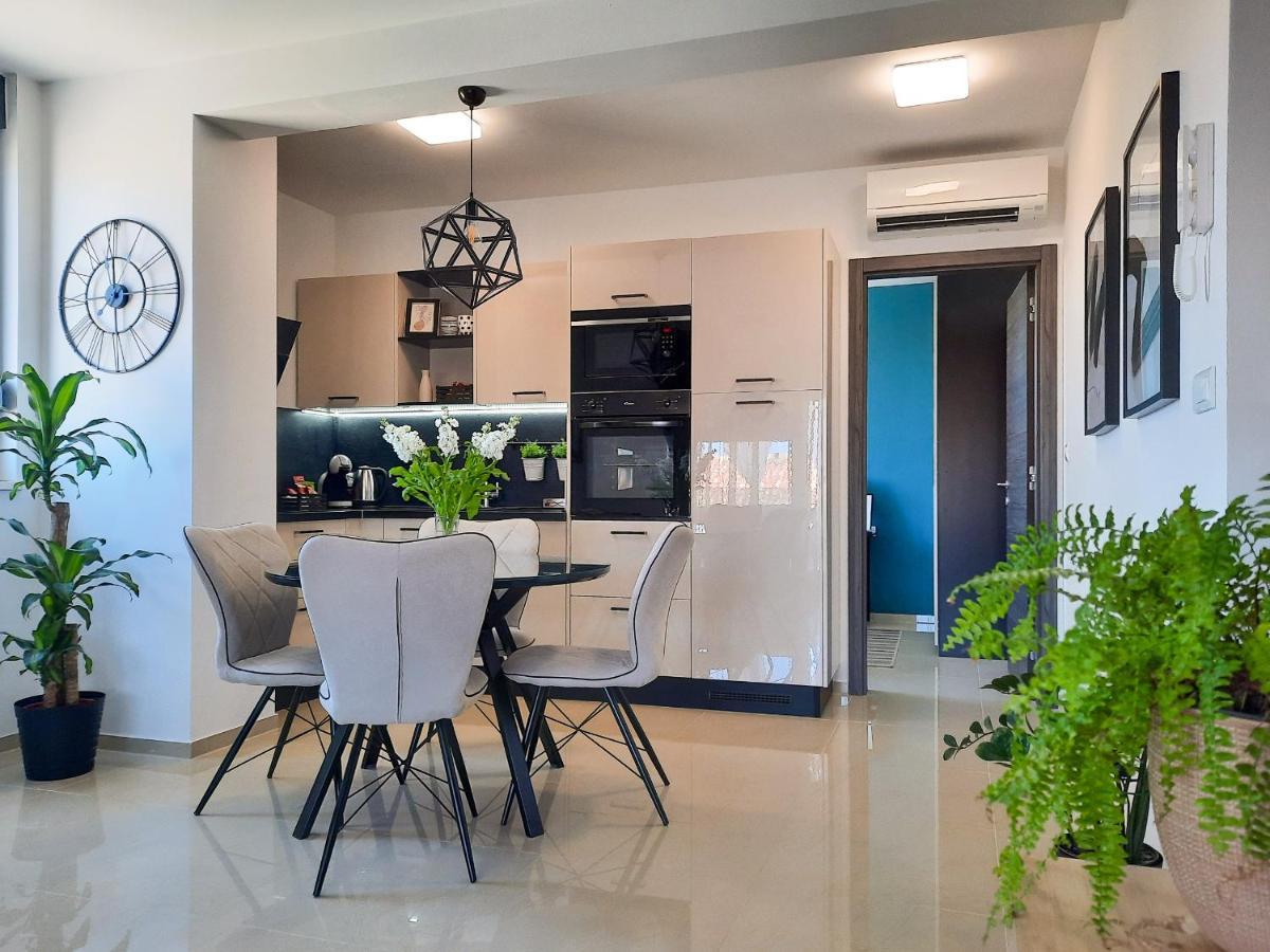 Enjoy Pula - New Apt With Terrace And Free Parking Garage Eksteriør bilde