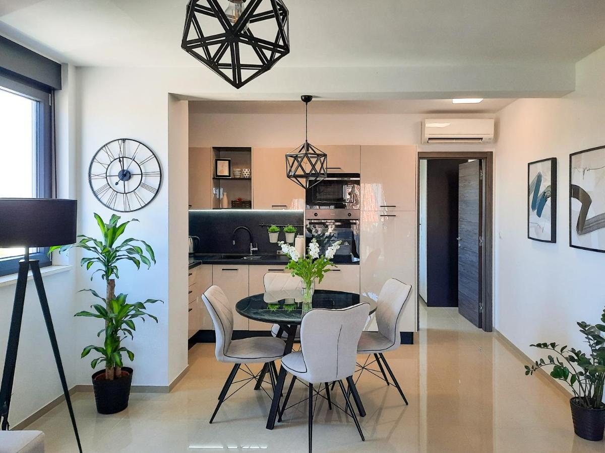Enjoy Pula - New Apt With Terrace And Free Parking Garage Eksteriør bilde