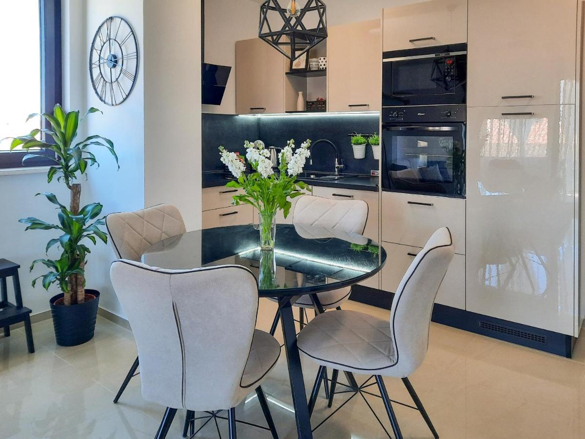 Enjoy Pula - New Apt With Terrace And Free Parking Garage Eksteriør bilde