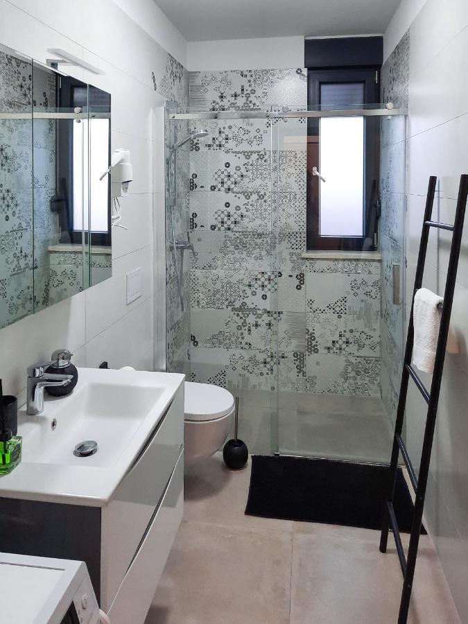 Enjoy Pula - New Apt With Terrace And Free Parking Garage Eksteriør bilde